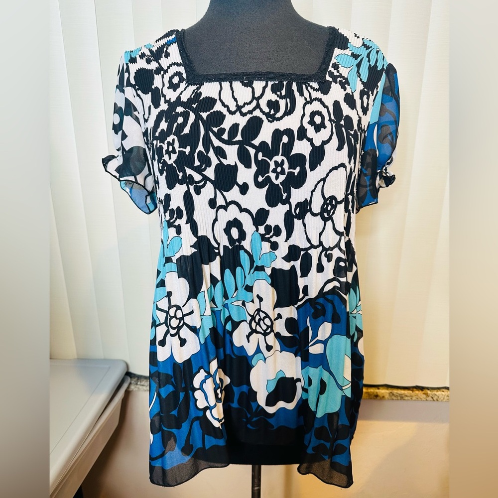 Dressbarn Black and Blue Floral Pleated Tunic Blouse Plus Woman Size PXL